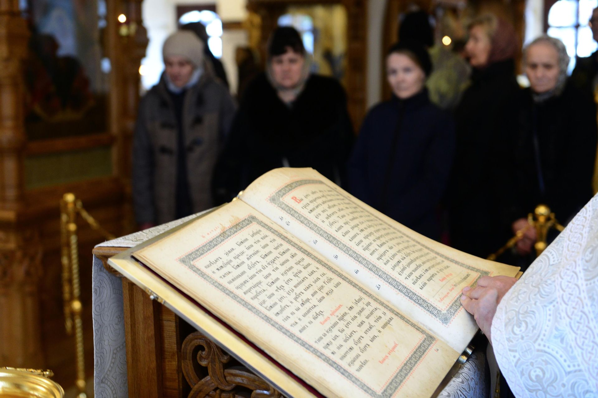 Во время совершения молебна на начало чина мироварения в Малом соборе Донского ставропигиального монастыря Москвы Во время совершения молебна на начало чина мироварения в Малом соборе Донского ставропигиального монастыря Москвы - РИА Новости, 1920, 20.06.2025