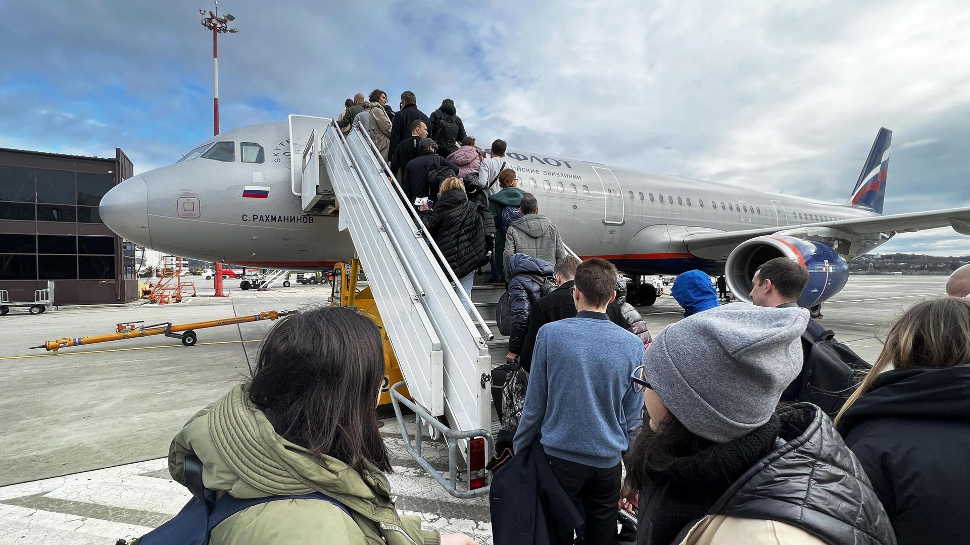 Пассажиры поднимаются по трапу в салон самолета авиакомпании Аэрофлот Airbus A321-211 Пассажиры поднимаются по трапу в салон самолета авиакомпании Аэрофлот Airbus A321-211 - РИА Новости, 1920, 01.02.2023