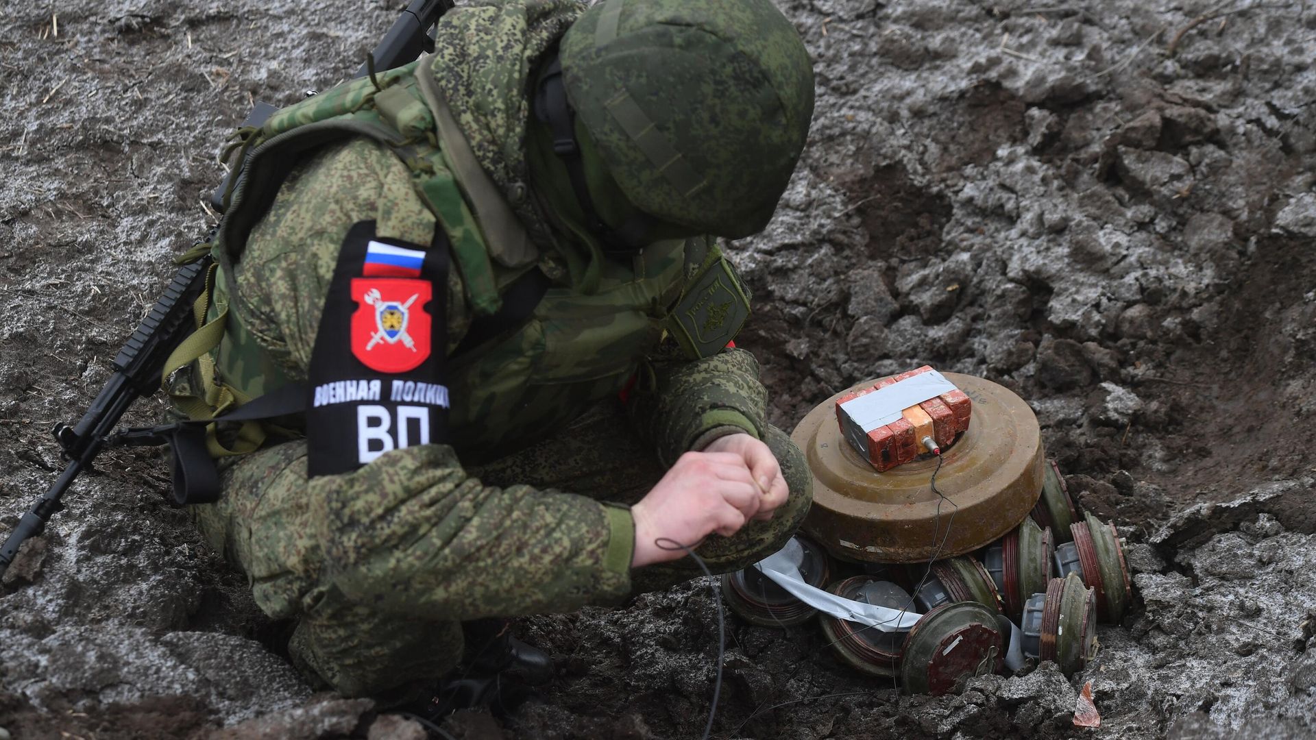 Работа сапера военной полиции по уничтожению самодельных взрывных устройств, обнаруженных при патрулировании Работа сапера военной полиции по уничтожению самодельных взрывных устройств, обнаруженных при патрулировании - РИА Новости, 1920, 15.02.2023