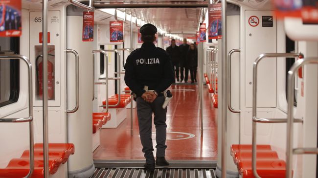 Сотрудник полиции в миланском метро Сотрудник полиции в миланском метро