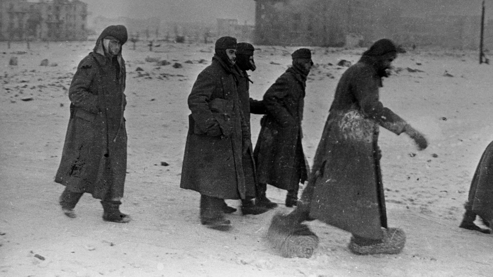 Сдавшиеся в плен немецкие солдаты. Сталинград, февраль 1943 года Сдавшиеся в плен немецкие солдаты. Сталинград, февраль 1943 года - РИА Новости, 1920, 16.01.2025