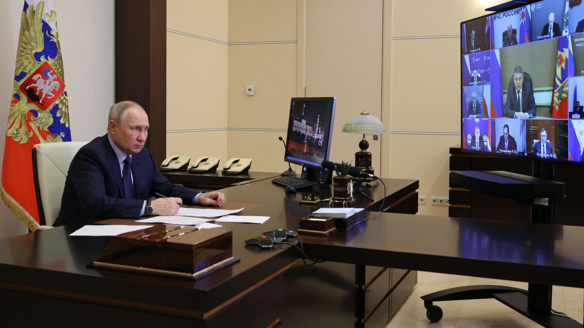 Владимир Путин проводит в режиме видеоконференции совещание по вопросам восстановления жилой инфраструктуры - РИА Новости, 1920, 01.02.2023