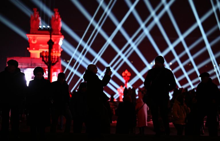 Световые проекции над Центральной лестницей в Волгограде, созданные в рамках историко-патриотического проекта Мост Памяти
