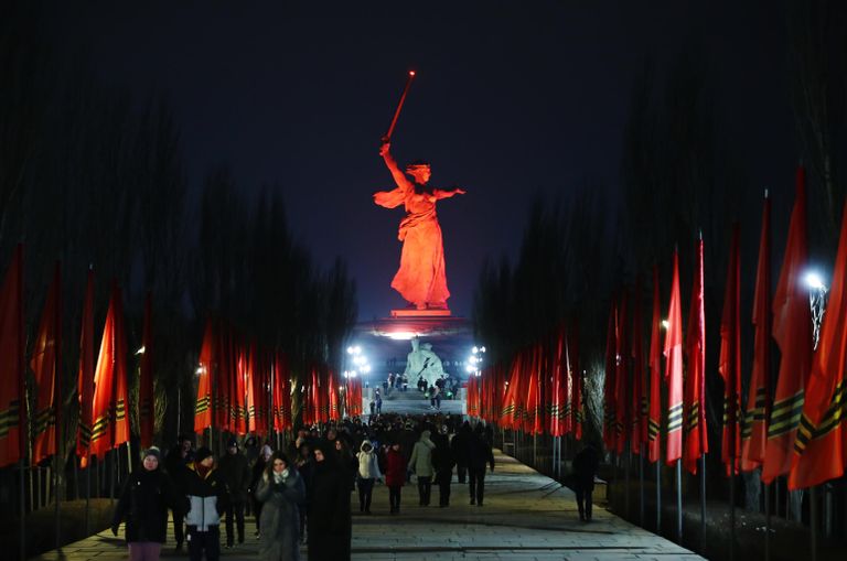 Монумент Родина-мать зовет! на Мамаевом кургане в Волгограде, подсвеченный в рамках историко-патриотического проекта Мост Памяти