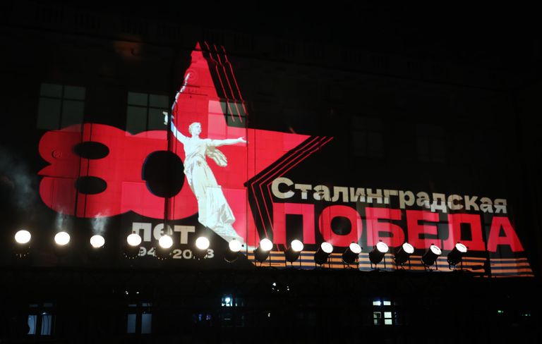 Световые проекции на здании в Волгограде, созданные в рамках историко-патриотического проекта Мост Памяти