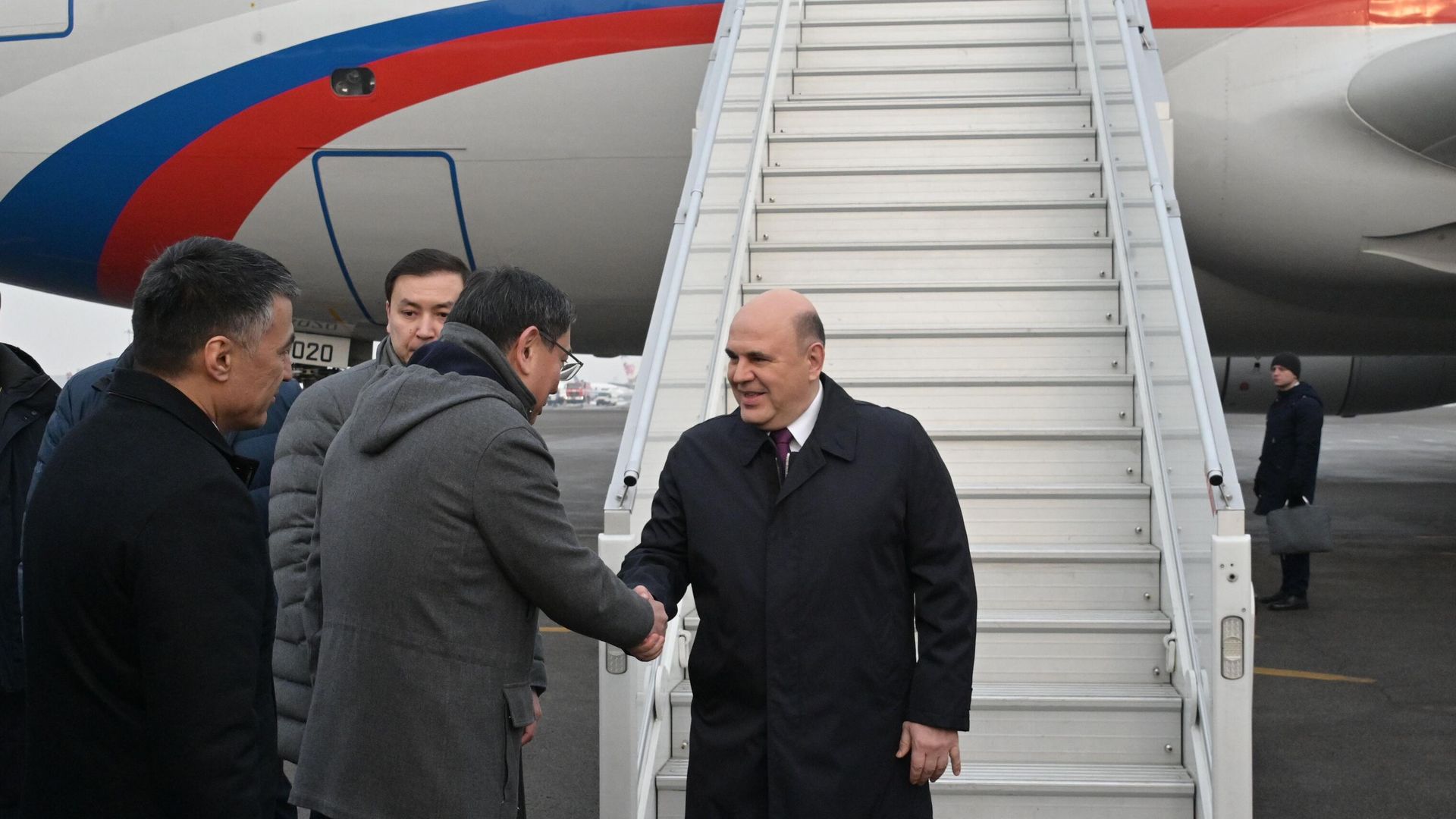 Председатель правительства РФ Михаил Мишустин в аэропорту Алма-Аты Председатель правительства РФ Михаил Мишустин в аэропорту Алма-Аты - РИА Новости, 1920, 02.02.2023