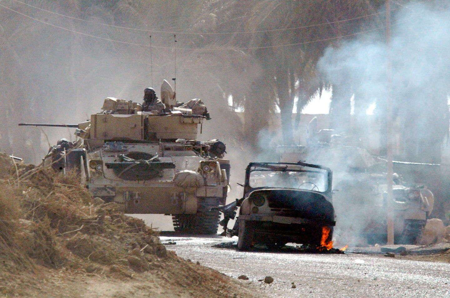 Боевые машины Bradley Армии США на окраине Багдада, Ирак. 3 апреля 2003 года Боевые машины Bradley Армии США на окраине Багдада, Ирак. 3 апреля 2003 года