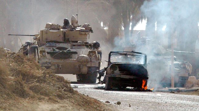 Боевые машины Bradley Армии США на окраине Багдада, Ирак. 3 апреля 2003 года Боевые машины Bradley Армии США на окраине Багдада, Ирак. 3 апреля 2003 года