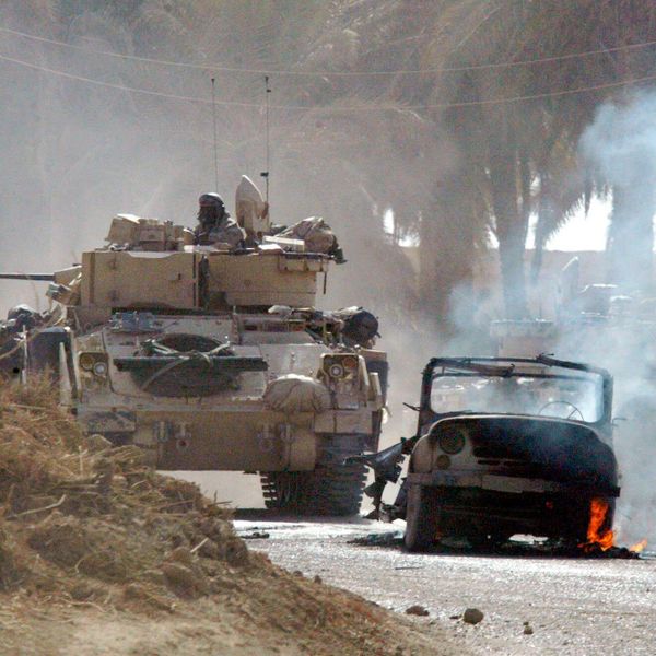 Боевые машины Bradley Армии США на окраине Багдада, Ирак. 3 апреля 2003 года Боевые машины Bradley Армии США на окраине Багдада, Ирак. 3 апреля 2003 года