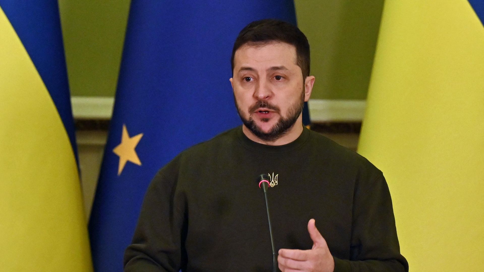 Выступление президента Украины Владимира Зеленского после встречи с главой Еврокомиссии Урсулой фон дер Ляйен в Киеве Выступление президента Украины Владимира Зеленского после встречи с главой Еврокомиссии Урсулой фон дер Ляйен в Киеве - РИА Новости, 1920, 03.02.2023