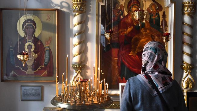 Верующая в храме Успения Божией Матери