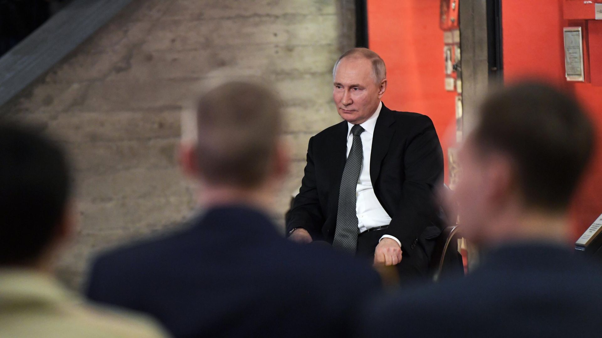 Президент России Владимир Путин на встрече с представителями общественных патриотических и молодежных организаций в музее-панораме Сталинградская битва Президент России Владимир Путин на встрече с представителями общественных патриотических и молодежных организаций в музее-панораме Сталинградская битва - РИА Новости, 1920, 03.02.2023