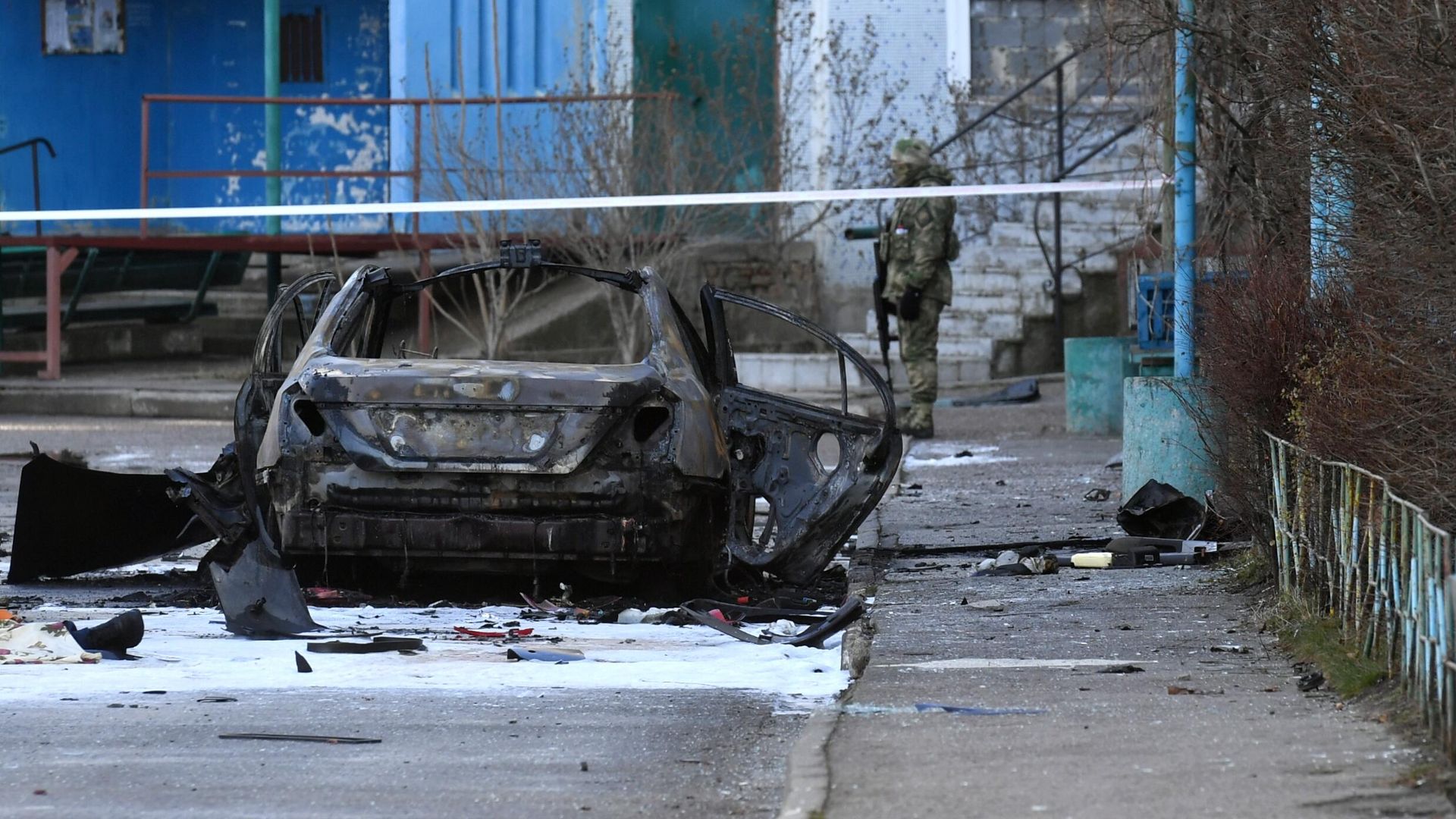 Остов автомобиля, взорвавшегося во дворе жилого дома в городе Энергодар Запорожской области Остов автомобиля, взорвавшегося во дворе жилого дома в городе Энергодар Запорожской области - РИА Новости, 1920, 23.03.2023