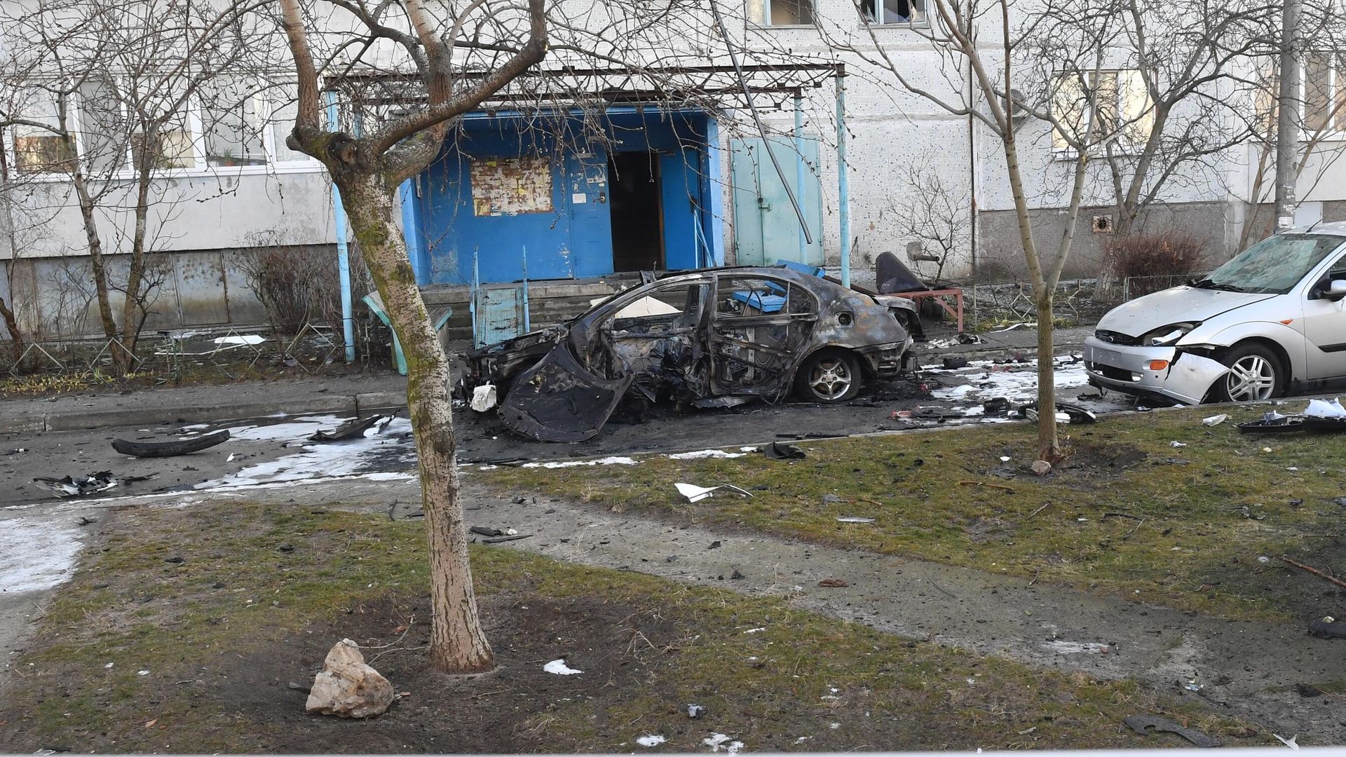 Сигнальная лента Следственного комитета РФ во дворе жилого дома в городе Энергодар Запорожской области, ограждающая место взрыва легкового автомобиля Сигнальная лента Следственного комитета РФ во дворе жилого дома в городе Энергодар Запорожской области, ограждающая место взрыва легкового автомобиля - РИА Новости, 1920, 03.02.2023
