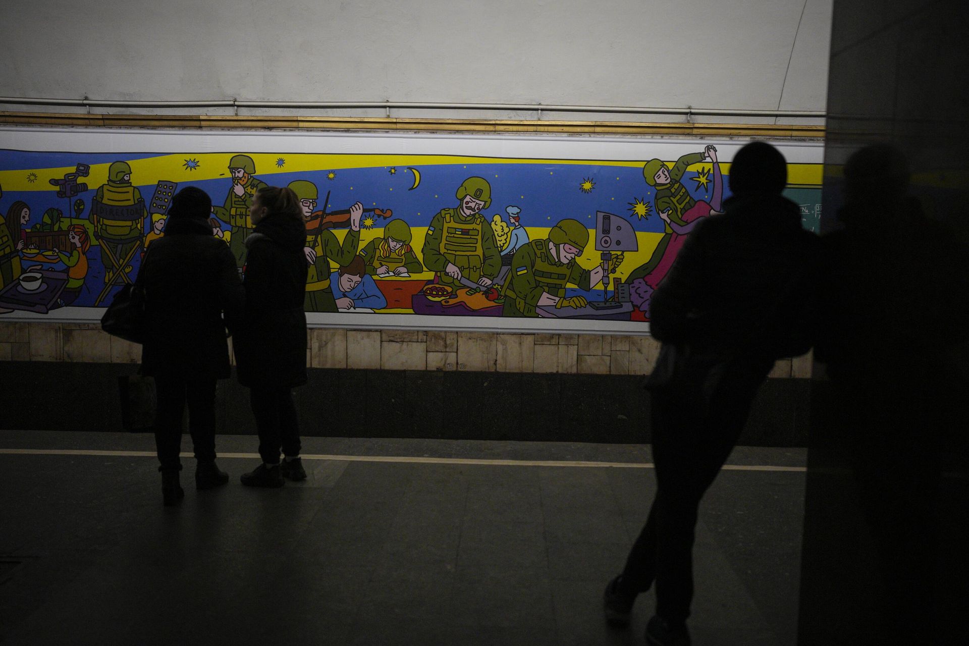 Люди собираются на станции метро во время воздушной сирены в Киеве, Украина Люди собираются на станции метро во время воздушной сирены в Киеве, Украина - РИА Новости, 1920, 23.04.2026
