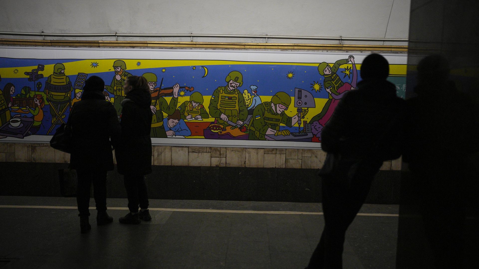 Люди собираются на станции метро во время воздушной сирены в Киеве, Украина Люди собираются на станции метро во время воздушной сирены в Киеве, Украина - РИА Новости, 1920, 07.02.2023