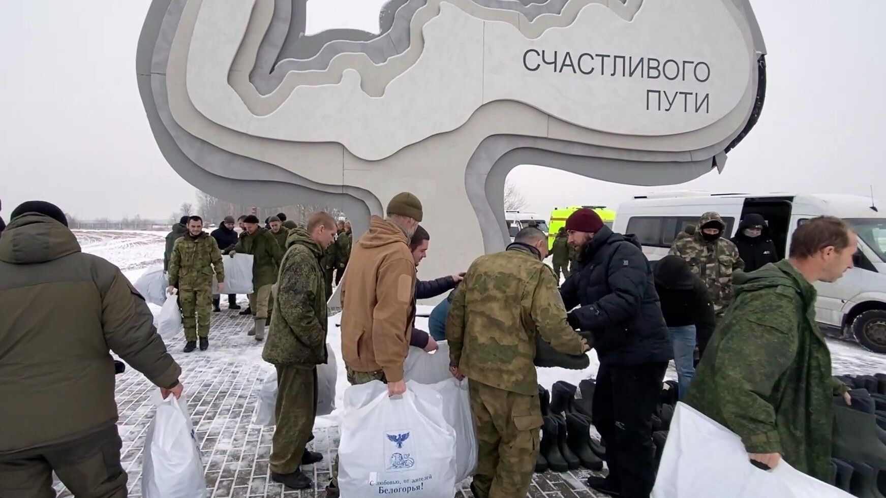 Российские военнослужащие, вернувшиеся из украинского плена, получают теплые вещи и питание в Белгородской области Российские военнослужащие, вернувшиеся из украинского плена, получают теплые вещи и питание в Белгородской области - РИА Новости, 1920, 16.02.2023