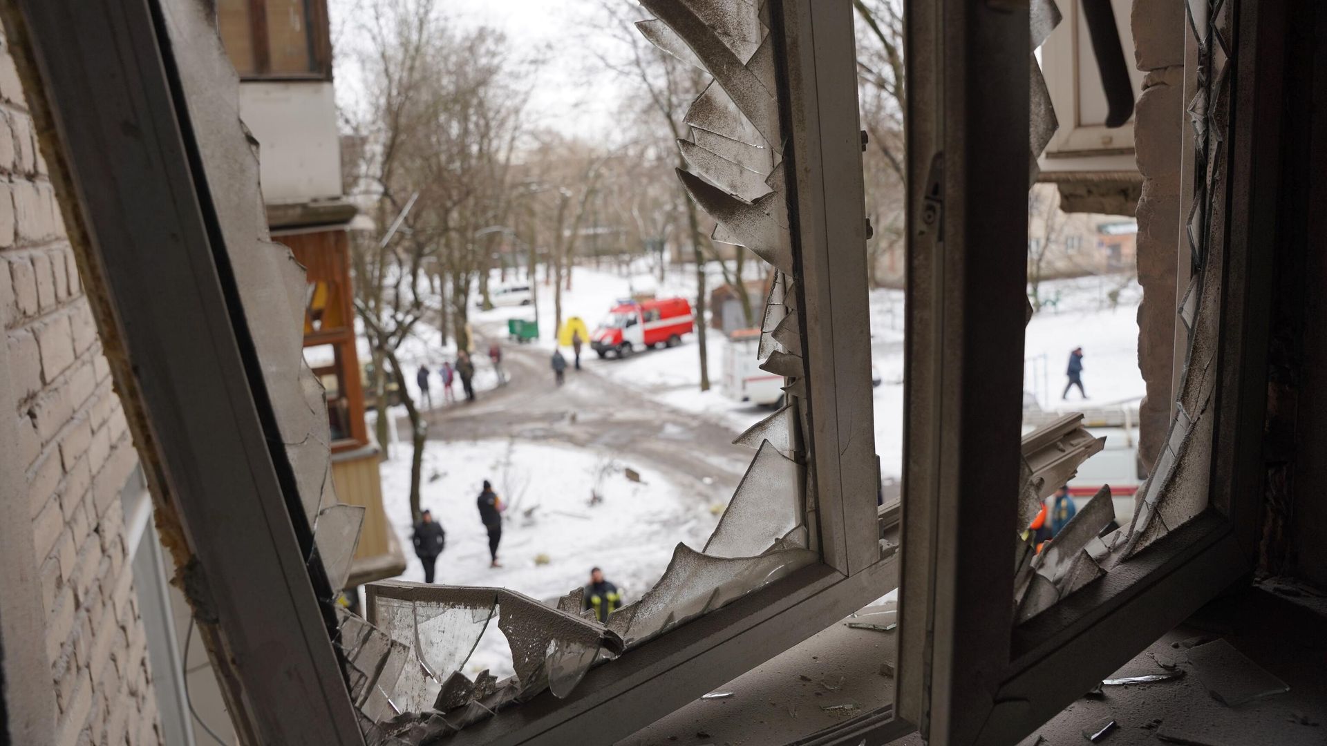 Окно жилого дома, получившего повреждения в результате обстрела ВСУ Киевского района Донецка Окно жилого дома, получившего повреждения в результате обстрела ВСУ Киевского района Донецка - РИА Новости, 1920, 19.02.2023