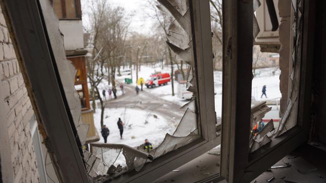 Окно жилого дома в Донецке, получившего повреждения при атаке ВСУ