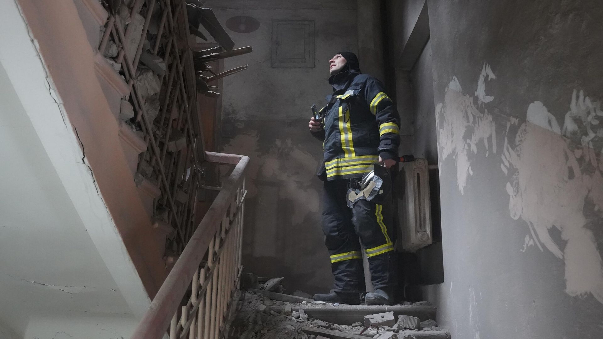 Сотрудник МЧС ДНР на лестничной площадке жилого дома, получившего повреждения в результате обстрела ВСУ Сотрудник МЧС ДНР на лестничной площадке жилого дома, получившего повреждения в результате обстрела ВСУ - РИА Новости, 1920, 11.02.2023