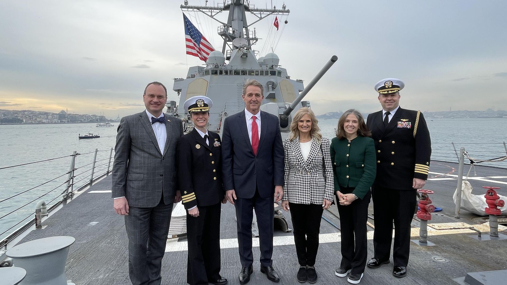 Посол США в Турции Джеффри Флэйк на палубе эсминца ВМС США USS Nitze в Босфорском проливе Посол США в Турции Джеффри Флэйк на палубе эсминца ВМС США USS Nitze в Босфорском проливе - РИА Новости, 1920, 05.02.2023