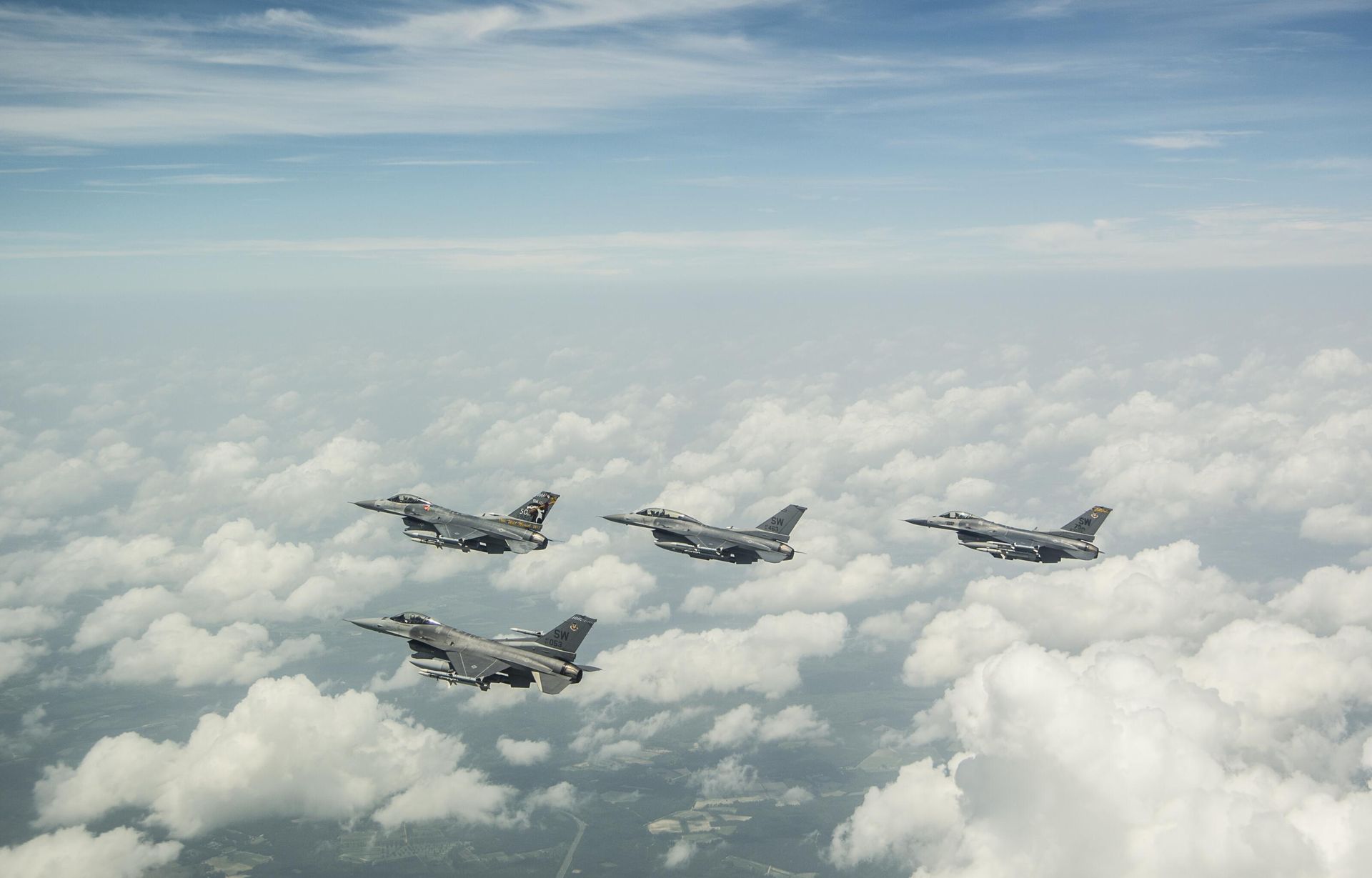 Группа из четырех истребителей F-16 Fighting Falcon ВВС США Группа из четырех истребителей F-16 Fighting Falcon ВВС США - РИА Новости, 1920, 25.04.2023