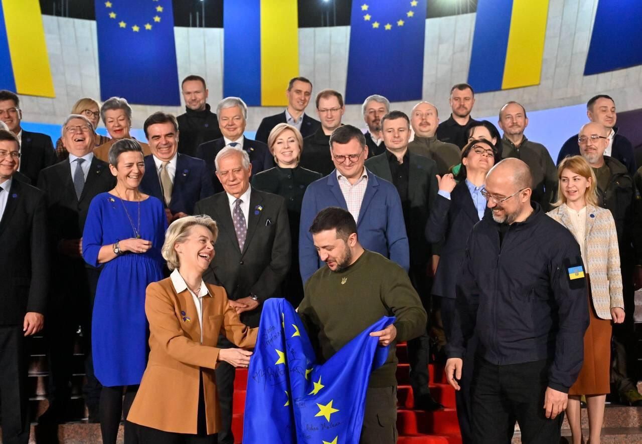 Председатель Европейской комиссии Урсула фон дер Ляйен, президент Украины Владимир Зеленский и премьер-министр Украины Денис Шмыгаль во время саммита Украина-ЕС в Киеве Председатель Европейской комиссии Урсула фон дер Ляйен, президент Украины Владимир Зеленский и премьер-министр Украины Денис Шмыгаль во время саммита Украина-ЕС в Киеве - РИА Новости, 1920, 05.02.2023
