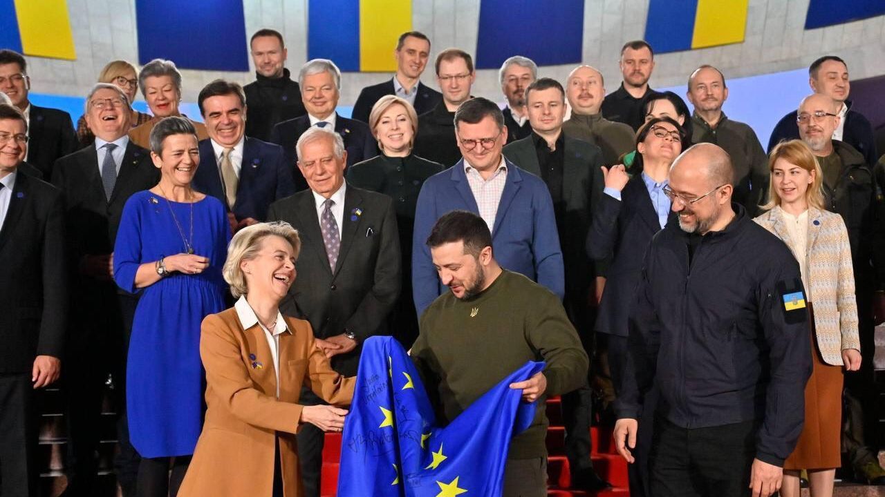Председатель Еврокомиссии Урсула фон дер Ляйен, президент Украины Владимир Зеленский и премьер-министр Украины Денис Шмыгаль во время саммита Украина — ЕС в Киеве Председатель Еврокомиссии Урсула фон дер Ляйен, президент Украины Владимир Зеленский и премьер-министр Украины Денис Шмыгаль во время саммита Украина — ЕС в Киеве - РИА Новости, 1920, 07.02.2023