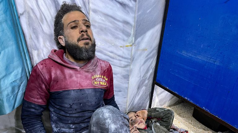Пострадавшие при землетрясении в сирийской провинции Идлиб Пострадавшие при землетрясении в сирийской провинции Идлиб