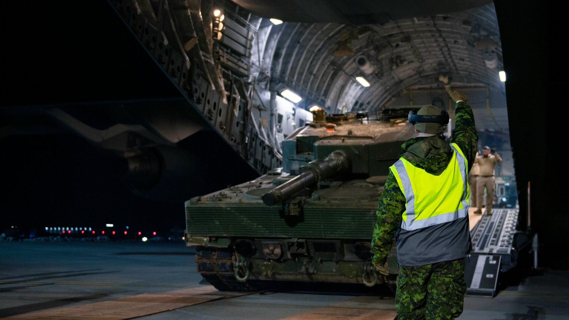 Канадский танк Leopard 2 после прибытия в Польшу Канадский танк Leopard 2 после прибытия в Польшу - РИА Новости, 1920, 16.02.2023