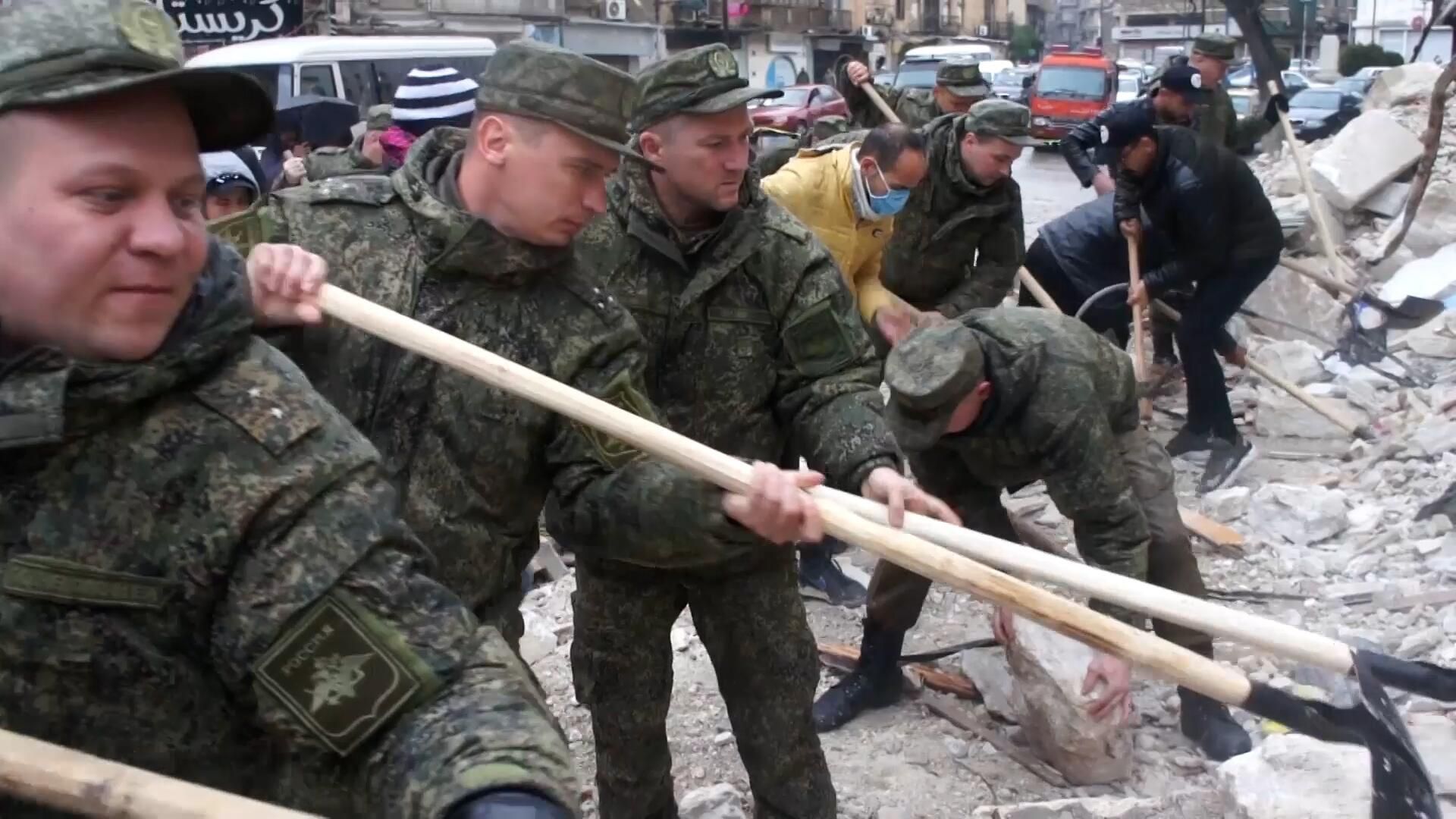 Российские военнослужащие в Сирии помогают разбирать завалы после землетрясения Российские военнослужащие в Сирии помогают разбирать завалы после землетрясения - РИА Новости, 1920, 06.02.2023