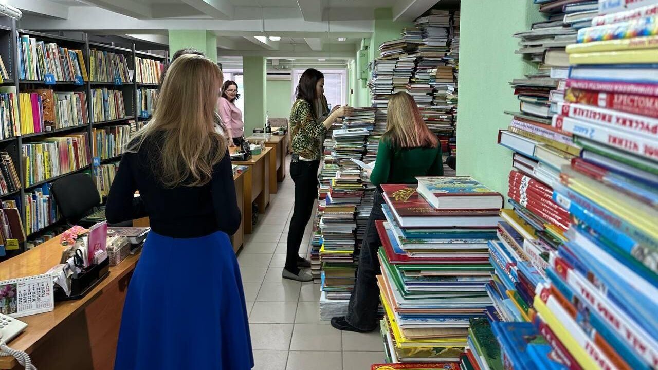 Единая Россия передала более 13 тысяч книг в луганскую библиотеку Единая Россия передала более 13 тысяч книг в луганскую библиотеку - РИА Новости, 1920, 06.02.2023