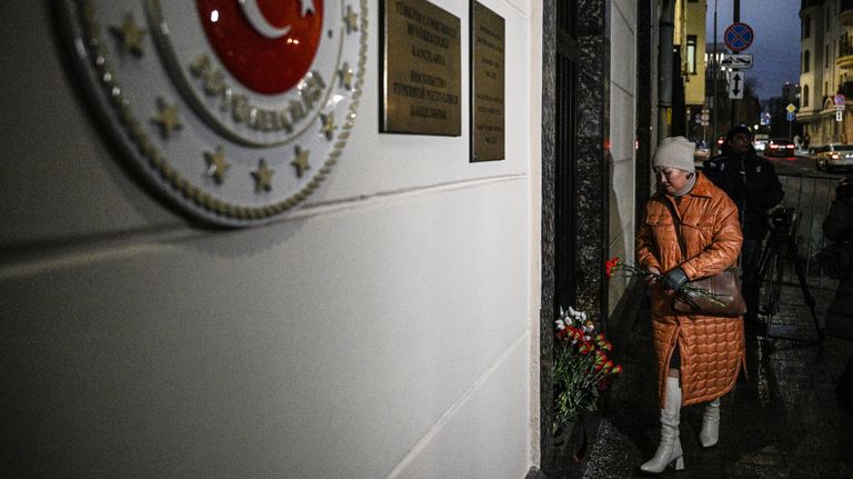 Женщина несет цветы к посольству Турции в память о погибших в результате землетрясения, которое произошло 6 февраля в турецкой провинции Кахраманмараш Женщина несет цветы к посольству Турции в память о погибших в результате землетрясения, которое произошло 6 февраля в турецкой провинции Кахраманмараш