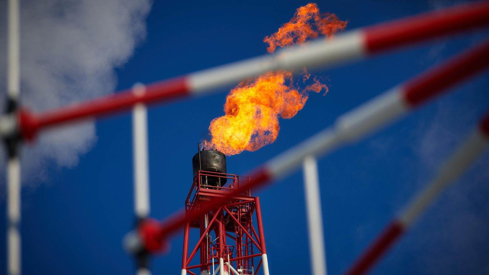 Газовый факел морской нефтеперерабатывающей платформы Приразломная Газовый факел морской нефтеперерабатывающей платформы Приразломная - РИА Новости, 1920, 28.04.2023