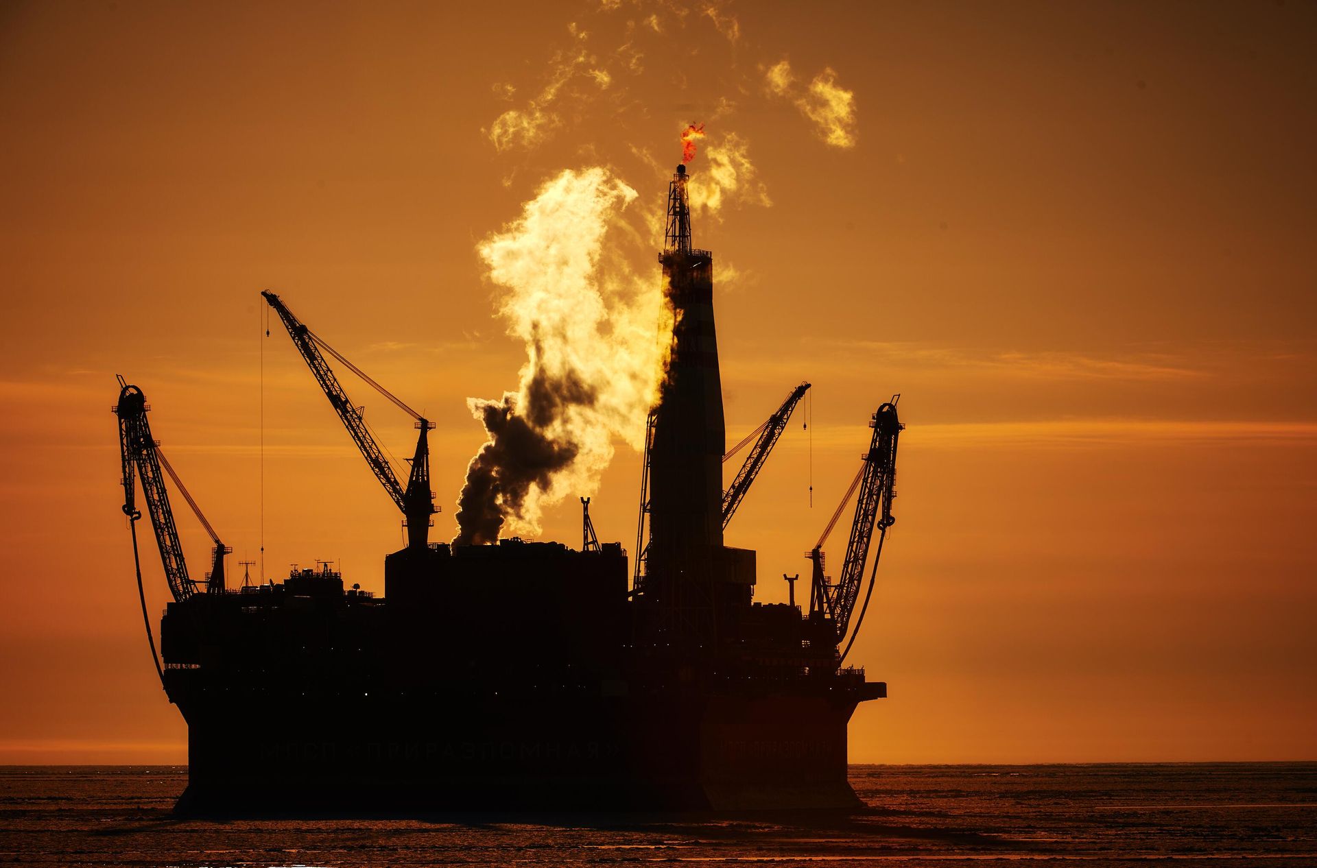 Морская нефтедобывающая платформа Приразломная Морская нефтедобывающая платформа Приразломная - РИА Новости, 1920, 19.12.2023