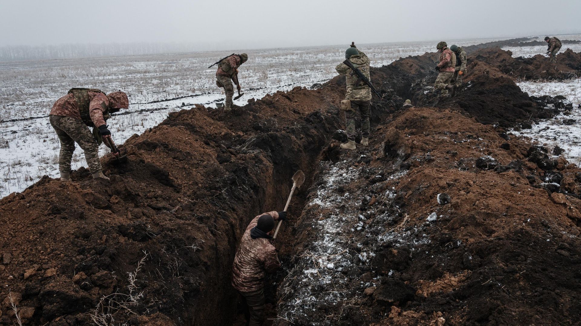 Украинские военные роют окопы возле Артемовска Украинские военные роют окопы возле Артемовска - РИА Новости, 1920, 09.02.2023