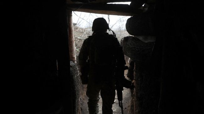Украинский военный в окопе на линии соприкосновения