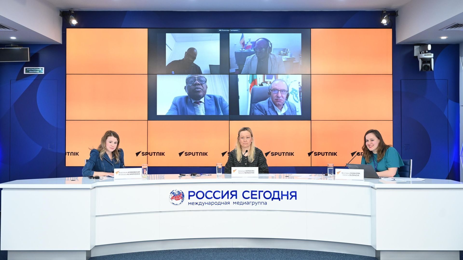 Круглый стол в формате видеомоста с крупнейшими радиовещателями стран Африки Круглый стол в формате видеомоста с крупнейшими радиовещателями стран Африки - РИА Новости, 1920, 07.02.2023