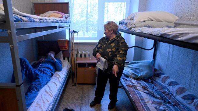 Пенсионерка-волонтер Анастасия Курилова из Чукотского автономного округа в военном госпитале в Луганске