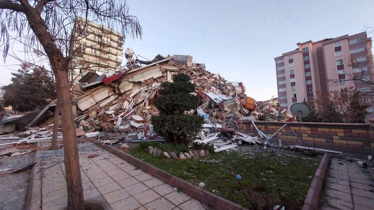 Жилые дома, разрушенные в результате землетрясения в турецкой провинции Кахраманмараш Жилые дома, разрушенные в результате землетрясения в турецкой провинции Кахраманмараш - РИА Новости, 1920, 08.02.2023