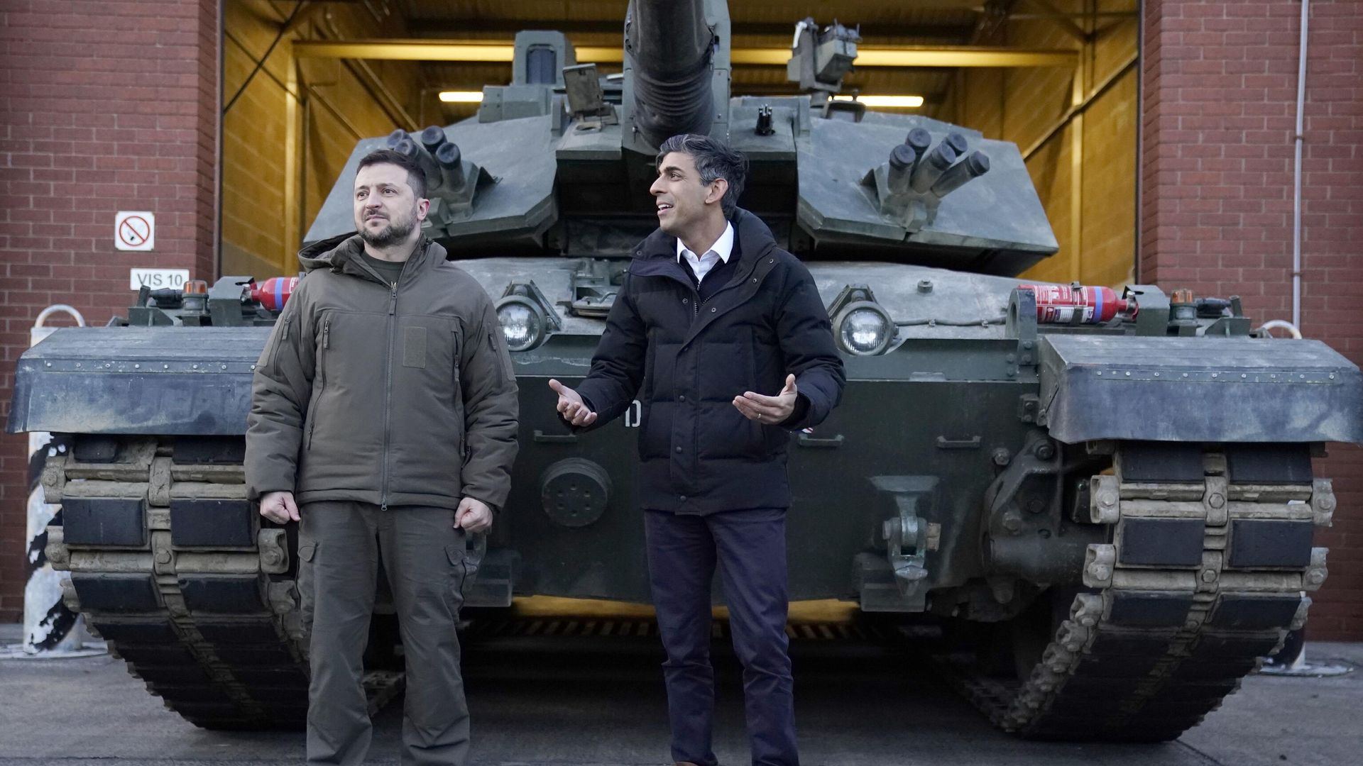 Премьер-министр Великобритании Риши Сунак (справа) и президент Украины Владимир Зеленский Премьер-министр Великобритании Риши Сунак (справа) и президент Украины Владимир Зеленский - РИА Новости, 1920, 09.02.2023
