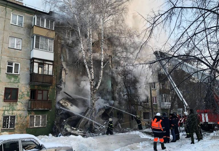 Спасатели на месте взрыва газа в пятиэтажном жилом доме на улице Линейная в Новосибирске Спасатели на месте взрыва газа в пятиэтажном жилом доме на улице Линейная в Новосибирске