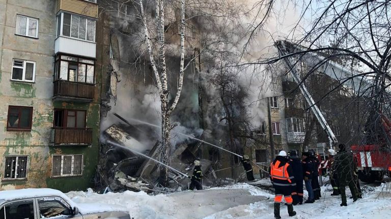 Спасатели на месте взрыва газа в пятиэтажном жилом доме на улице Линейная в Новосибирске Спасатели на месте взрыва газа в пятиэтажном жилом доме на улице Линейная в Новосибирске