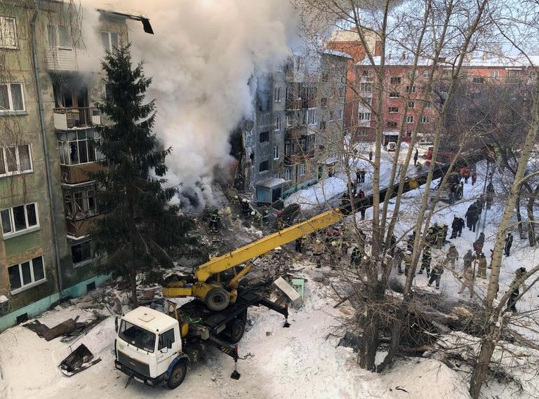 Спасатели на месте взрыва газа в пятиэтажном жилом доме на улице Линейная в Новосибирске Спасатели на месте взрыва газа в пятиэтажном жилом доме на улице Линейная в Новосибирске