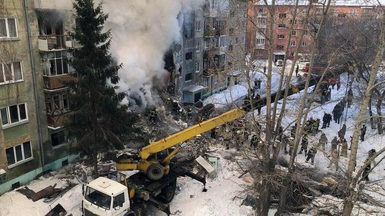 Спасатели на месте взрыва газа в пятиэтажном жилом доме на улице Линейная в Новосибирске Спасатели на месте взрыва газа в пятиэтажном жилом доме на улице Линейная в Новосибирске