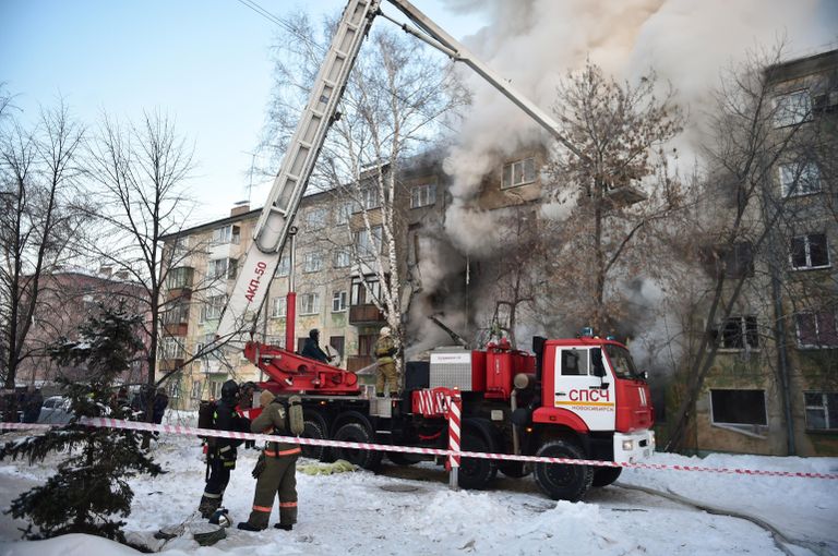 Спасатели на месте взрыва газа в пятиэтажном жилом доме на улице Линейная в Новосибирске Спасатели на месте взрыва газа в пятиэтажном жилом доме на улице Линейная в Новосибирске