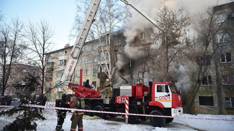 Спасатели на месте взрыва газа в пятиэтажном жилом доме на улице Линейная в Новосибирске Спасатели на месте взрыва газа в пятиэтажном жилом доме на улице Линейная в Новосибирске