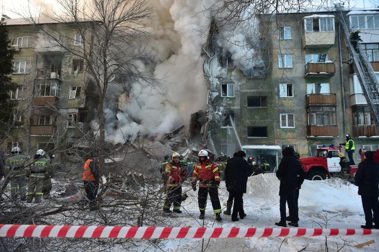 Спасатели на месте взрыва газа в пятиэтажном жилом доме на улице Линейная в Новосибирске Спасатели на месте взрыва газа в пятиэтажном жилом доме на улице Линейная в Новосибирске