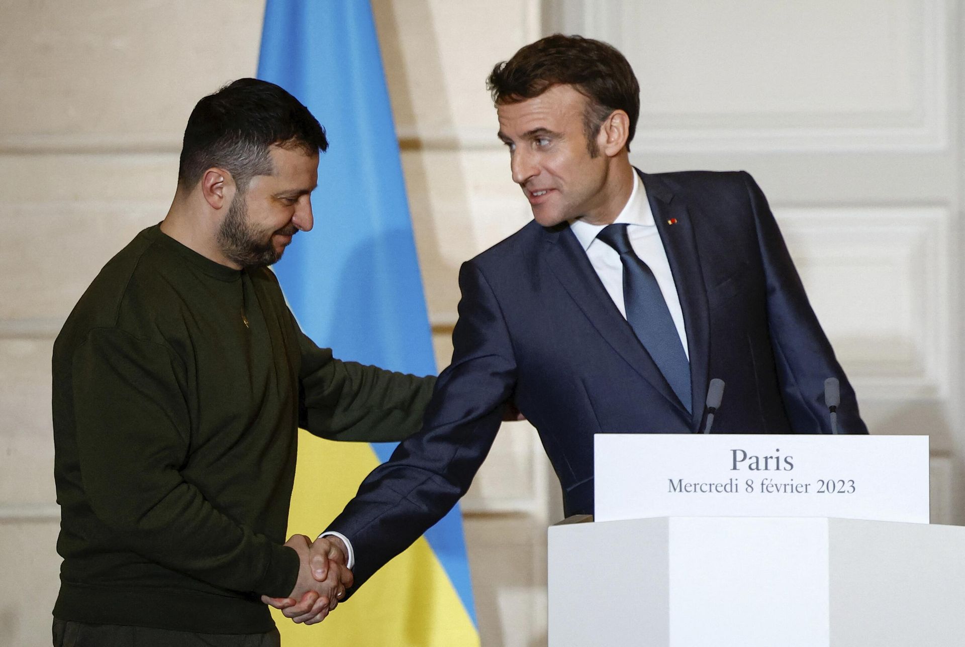 Президент Франции Эммануэль Макрон и президент Украины Владимир Зеленский во время встречи в Париже Президент Франции Эммануэль Макрон и президент Украины Владимир Зеленский во время встречи в Париже - РИА Новости, 1920, 23.01.2025