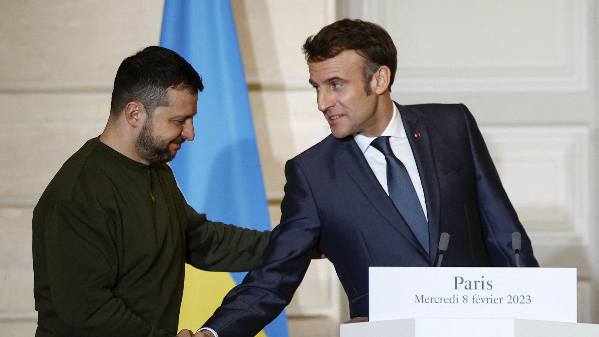 Президент Франции Эммануэль Макрон и президент Украины Владимир Зеленский во время встречи в Париже Президент Франции Эммануэль Макрон и президент Украины Владимир Зеленский во время встречи в Париже - РИА Новости, 1920, 09.02.2023
